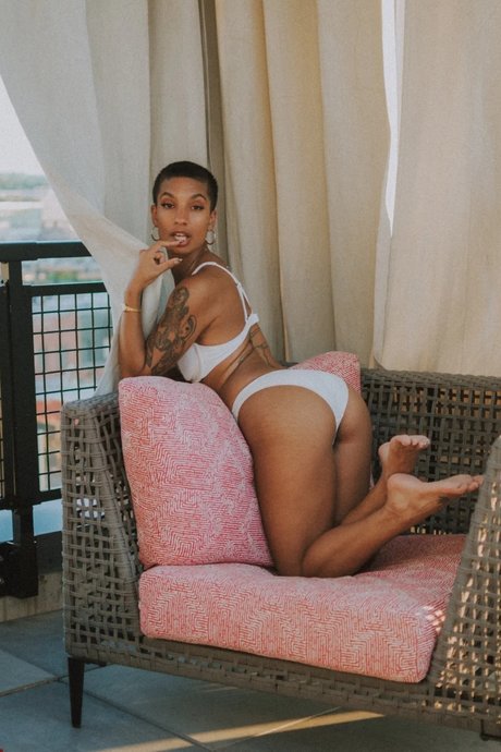 Move Me high quality model pics