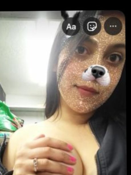 Scarletthott naked model photos