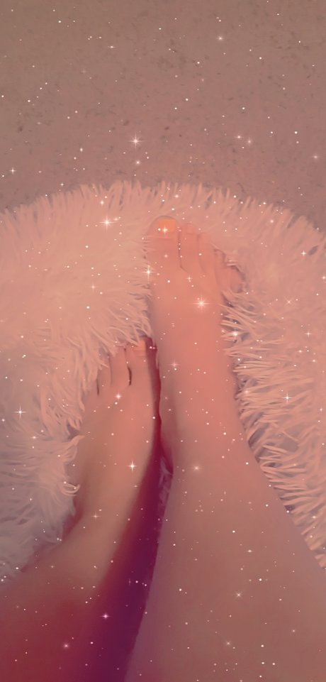 For the feetlovers_ nudes model picture