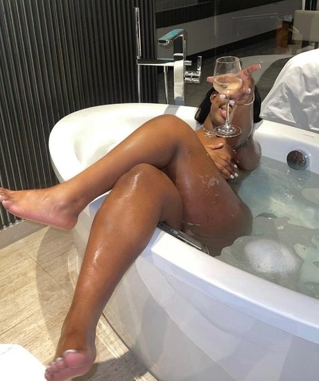 Strawberrykissez model art picture