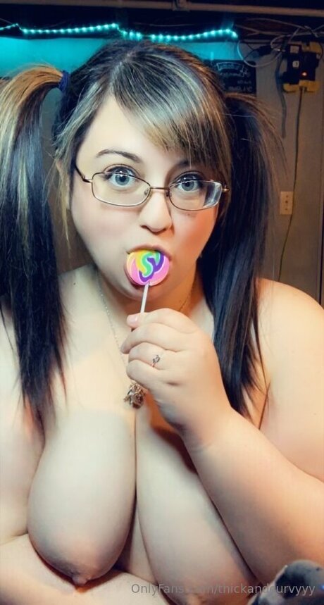 Thick and Curvy pornstar hd img