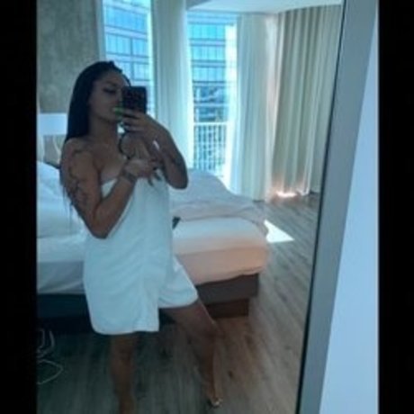 _Mellow Yellow_ exclusive model gallery