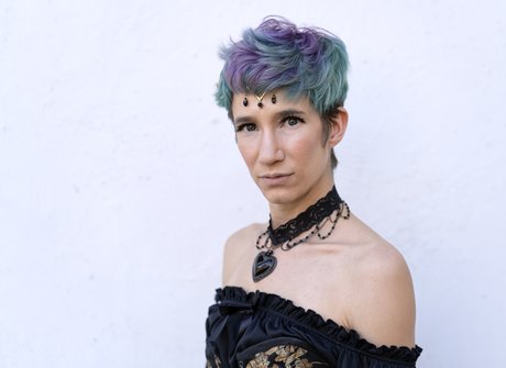 Kitty Bea Andro Genie erotic model pics