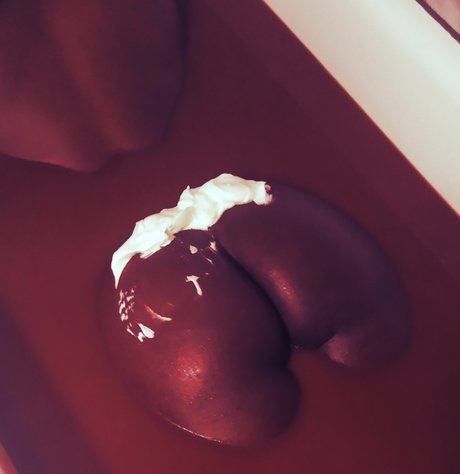 Bronzey Wishes pretty model pic