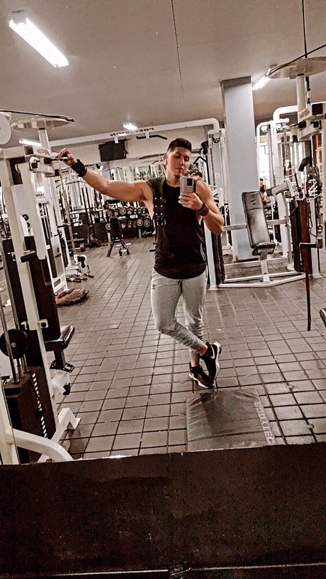 Elias naked model img