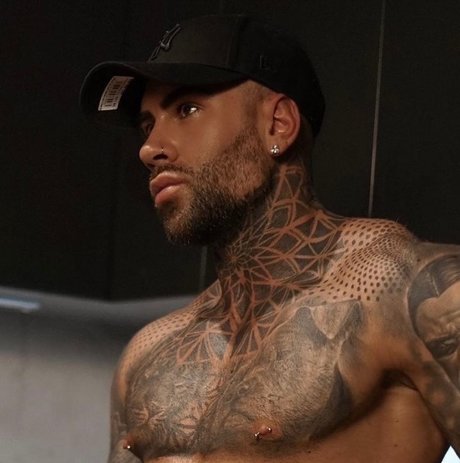 Mr NZ naked star image