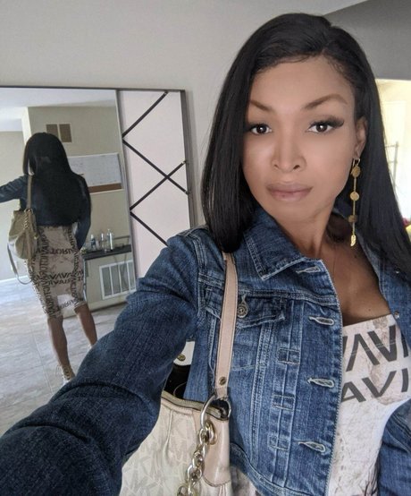 SHEMALE VANILLA pretty model img