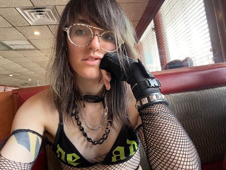 Zenni0 exclusive model pictures