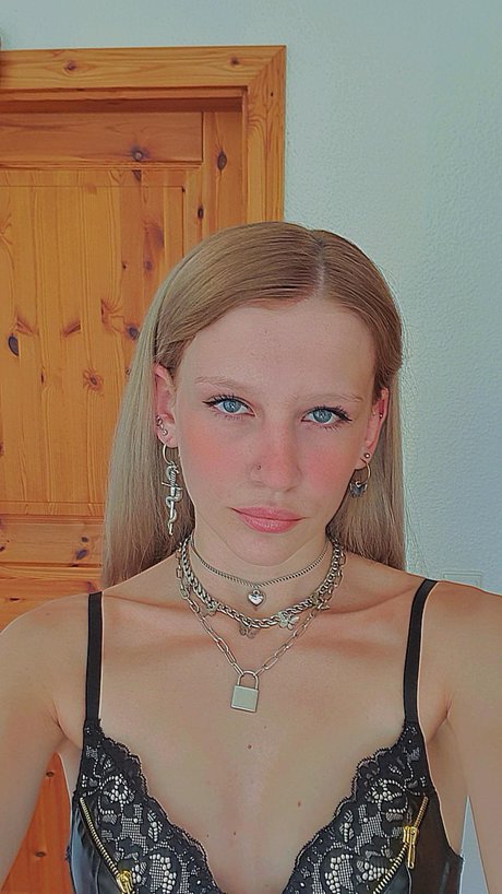 smallboobsbigheart_ hot model galleries