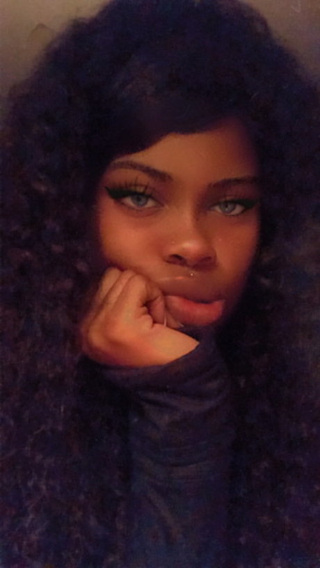 S O L I T A B O M B S H E L L S model erotic pic