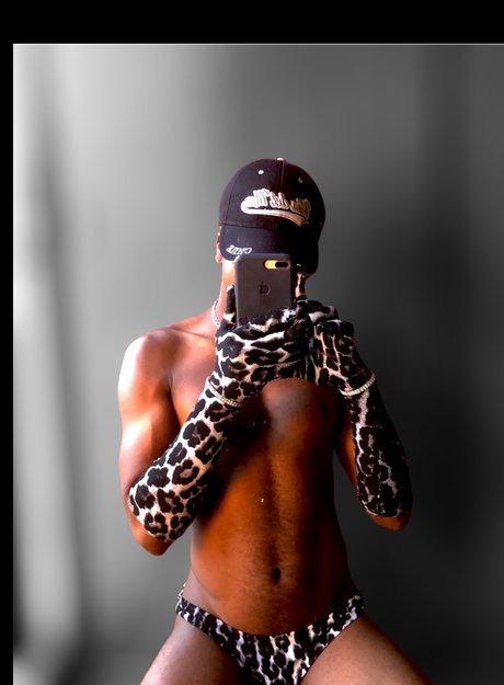 taylorrfenty naked star image