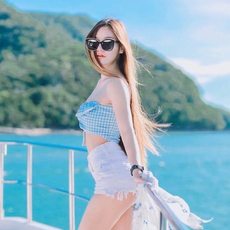 Nudow FC model sexy images