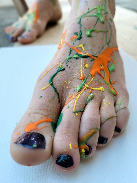 QueenDirtyFeet model nude pic