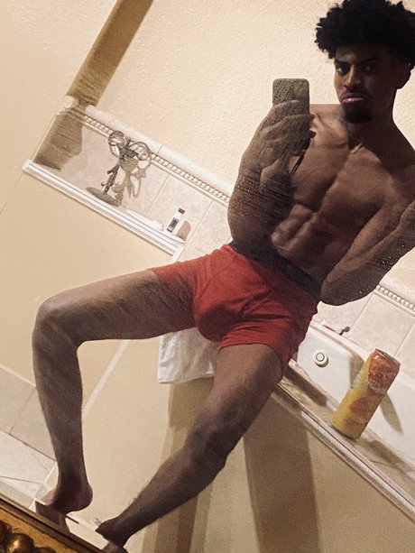 Dakari Kahle_ naked model img