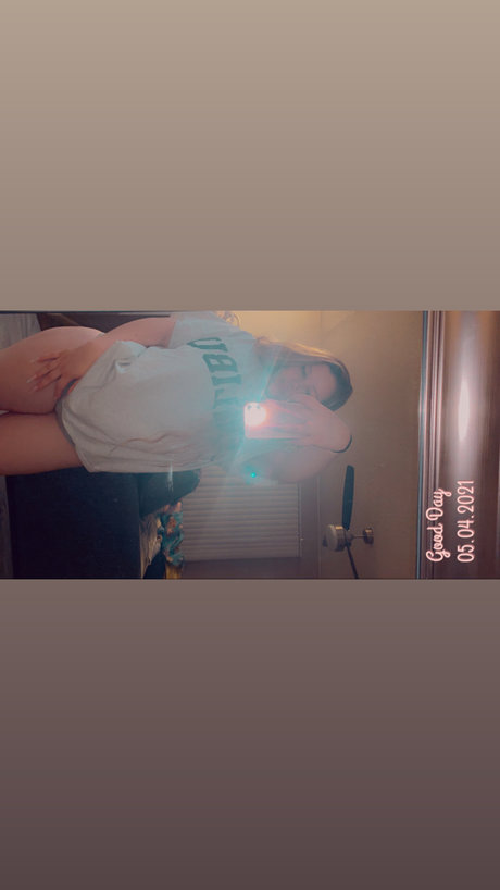 Aria M erotic actress pic