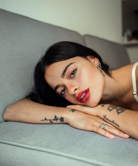 Juli Savioli hot actress photos