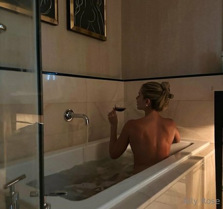 Allyyyrose nude model photos