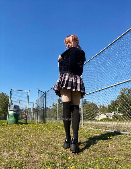 Sn0wryn erotic model pic