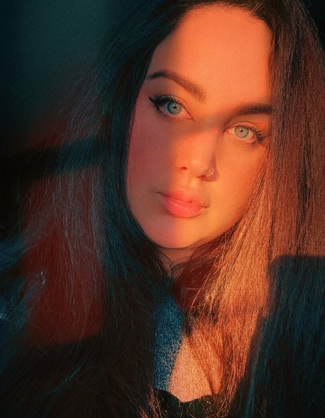 plump princess model top image