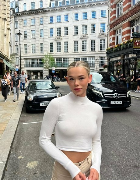 makeupwithmeredithh exclusive model image