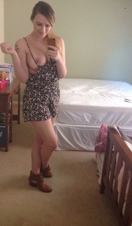 Katiepurrs nude model pics