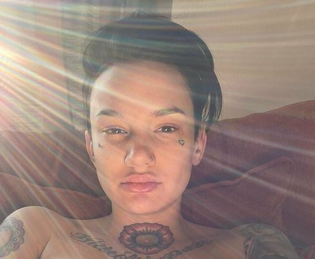 nikkihearts hot model pic