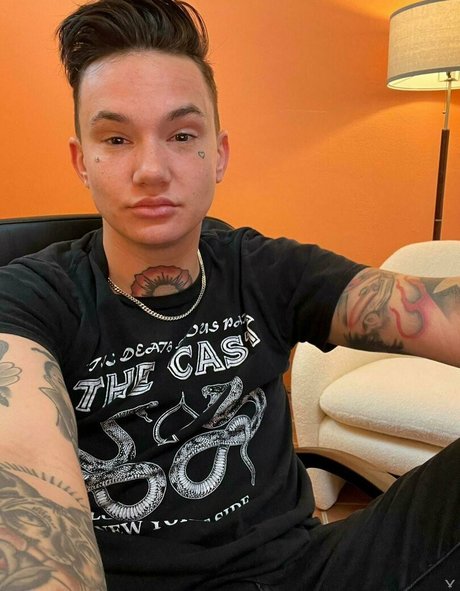 nikkihearts model art photo