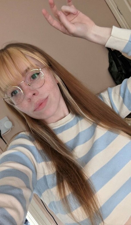 Bat Maisie star free pics