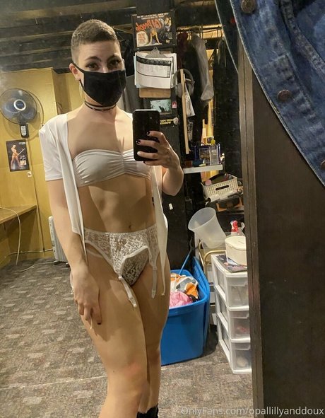 opal lilly onyx model adult image