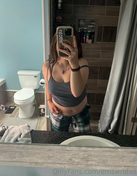 emswrldxo model naked photo