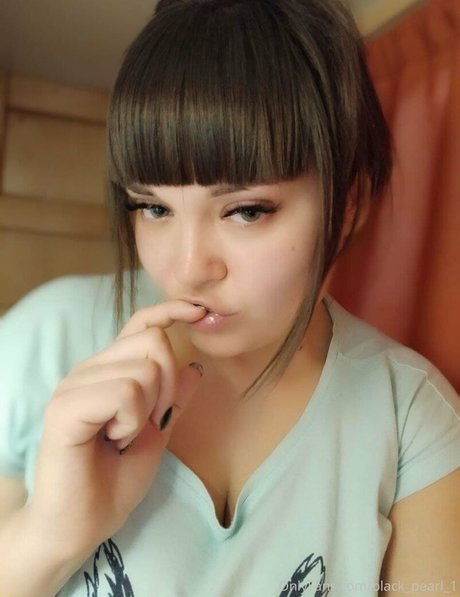 lara horn pretty star pic