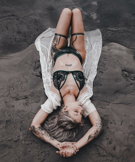 withered rose sexy actress photo