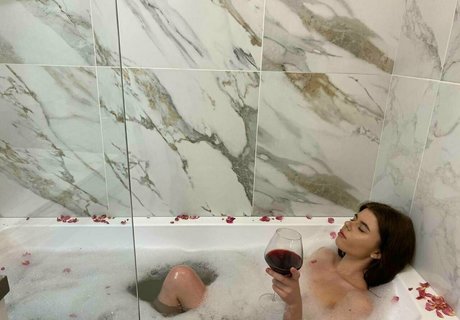 Vlaeria model erotic photo