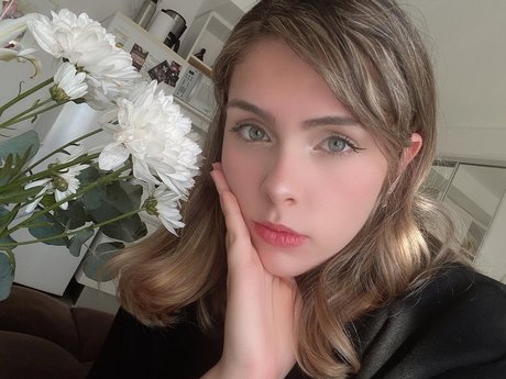 Olivia Herdt naked model photo