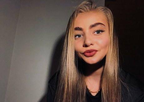 livionly naked model pic