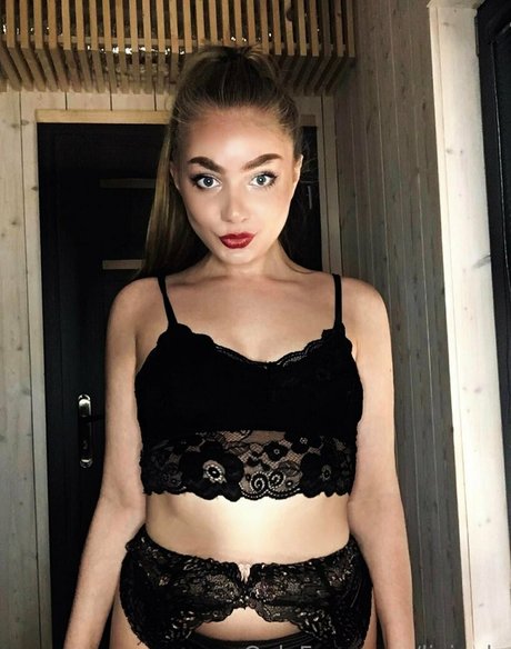 livionly art actress photo