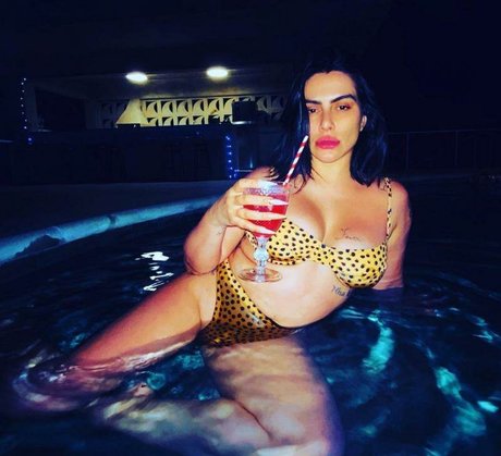 Cleo Pires model free picture