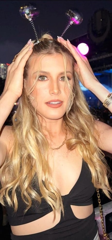 Eugenie Bouchard nude pornstar pictures