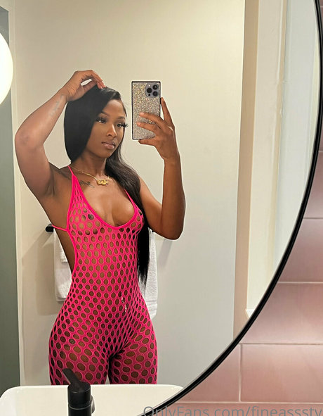 fineasssstv nude star photo