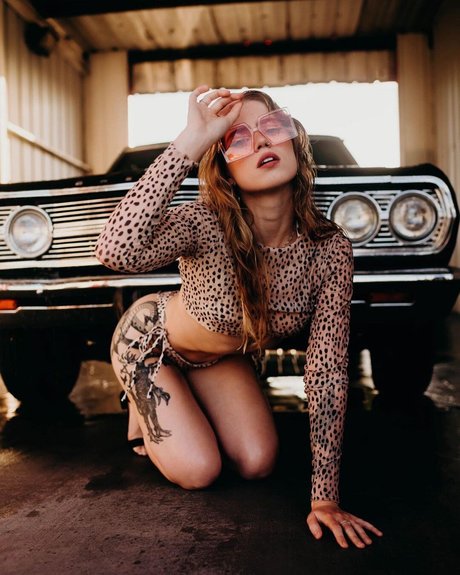 Cera Gibson naked model gallery