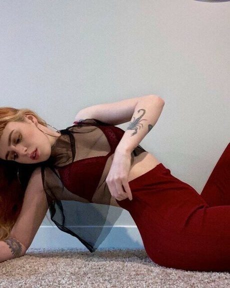 Cera Gibson exclusive star pics