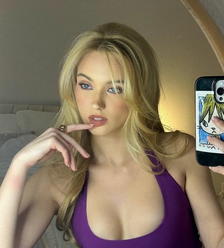 Chloe Rose Robertson high quality star pics