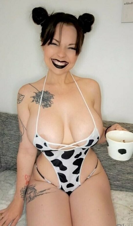 youcancallmeoly art model picture