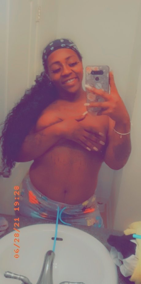 ItssHennesseyyy nude model img