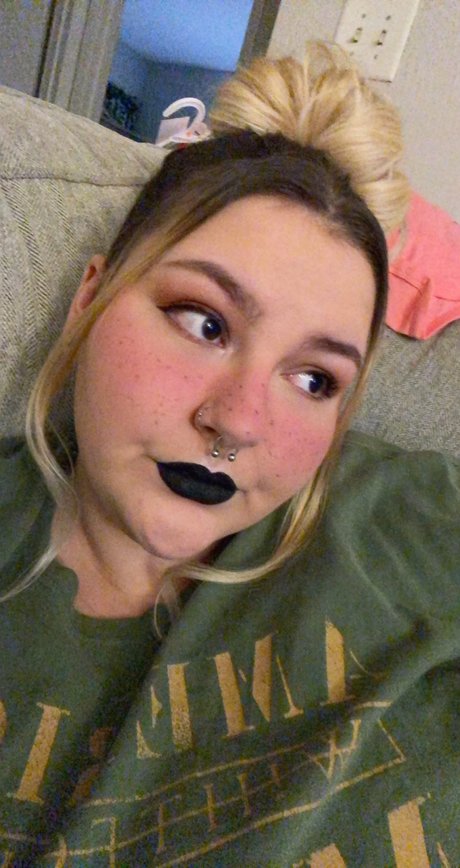 LuxxyLacy sexy model pic