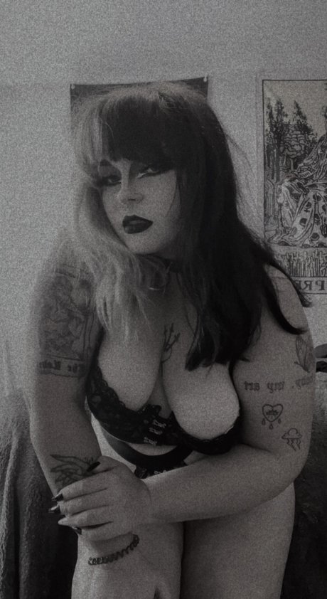 mara ur thicc goth gf model naked photo