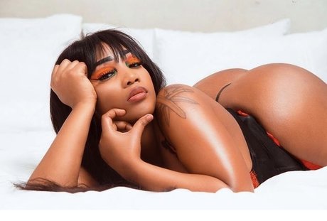 Coco Berries hot model picture