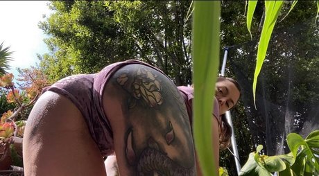 Knotty Peach high quality actress gallery