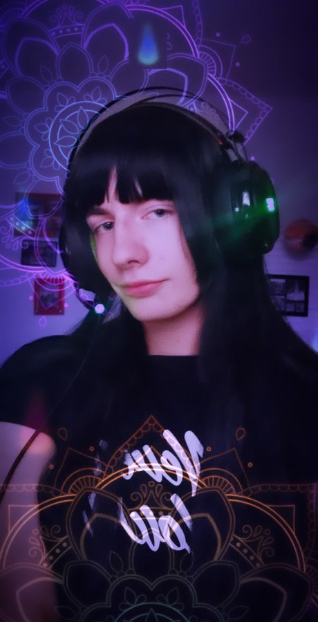 WeirdoTrapo star erotic pictures