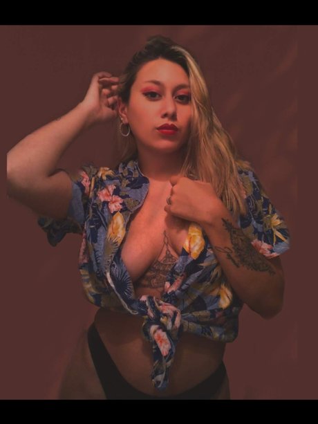 Larweed_ model naked picture